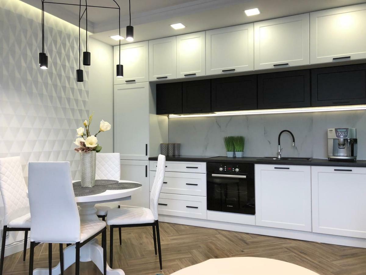 Family & Business Sauna Apartments Paderewskiego Sienkiewicza No2 Centrum Downtown - 2 Bedroom With Private Sauna, Bath With Hydromassage, Parking キェルツェ エクステリア 写真