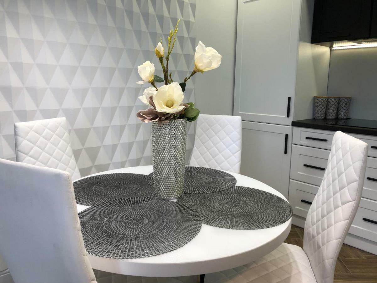 Family & Business Sauna Apartments Paderewskiego Sienkiewicza No2 Centrum Downtown - 2 Bedroom With Private Sauna, Bath With Hydromassage, Parking キェルツェ エクステリア 写真