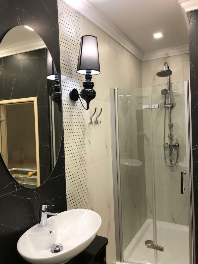 Family & Business Sauna Apartments Paderewskiego Sienkiewicza No2 Centrum Downtown - 2 Bedroom With Private Sauna, Bath With Hydromassage, Parking キェルツェ エクステリア 写真